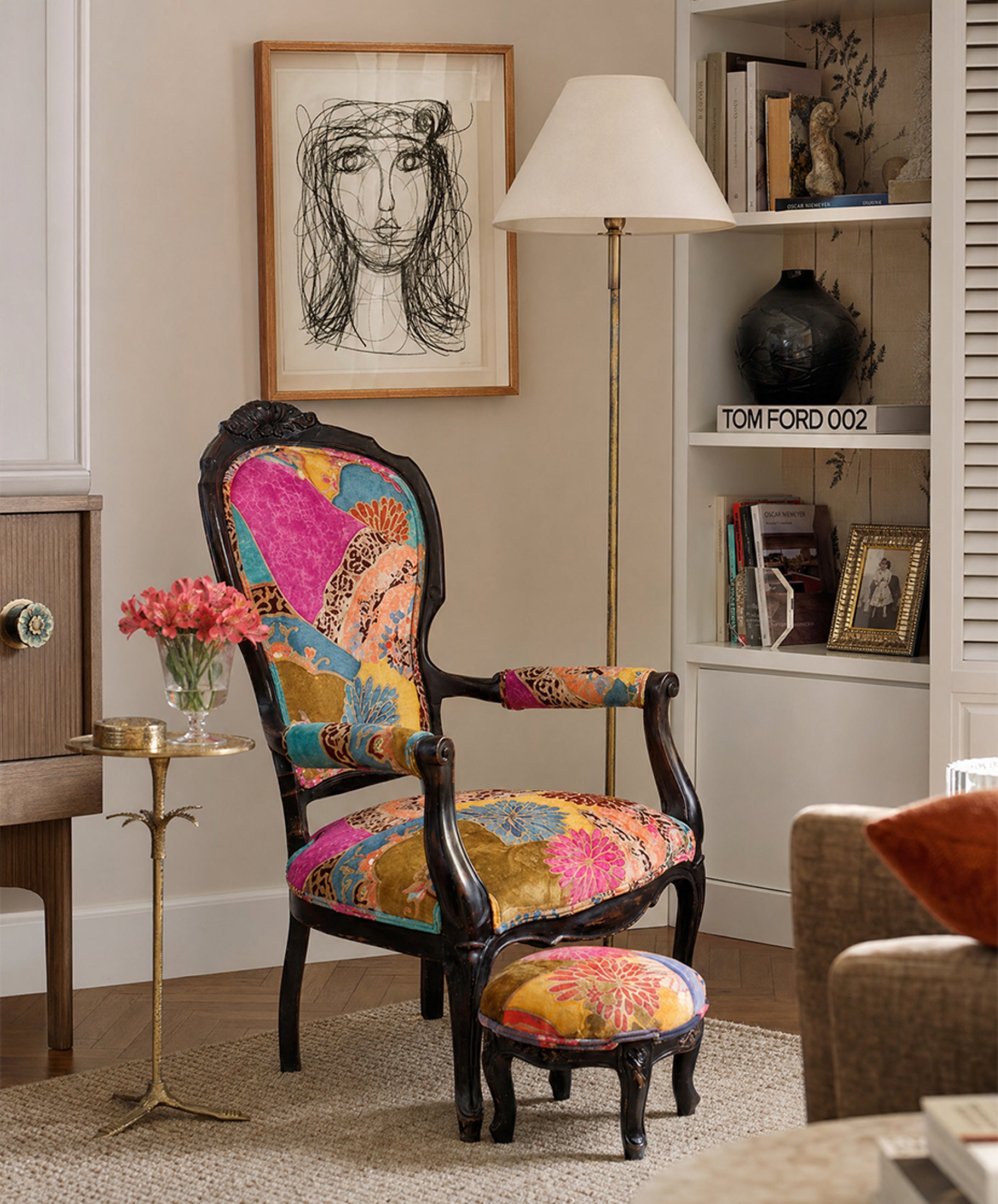 Sillón Isabelino Antiguo Tapizado en Terciopelo Estampado | Con Reposapiés a Juego
