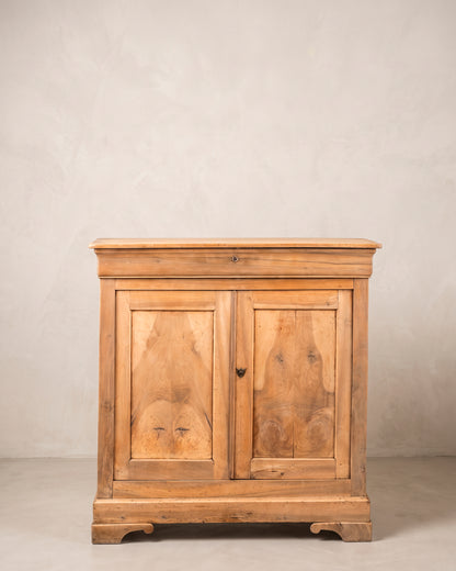 Aparador alto antiguo francés Luis Felipe de nogal lavado vista frontal — Antique Arte y Decoración