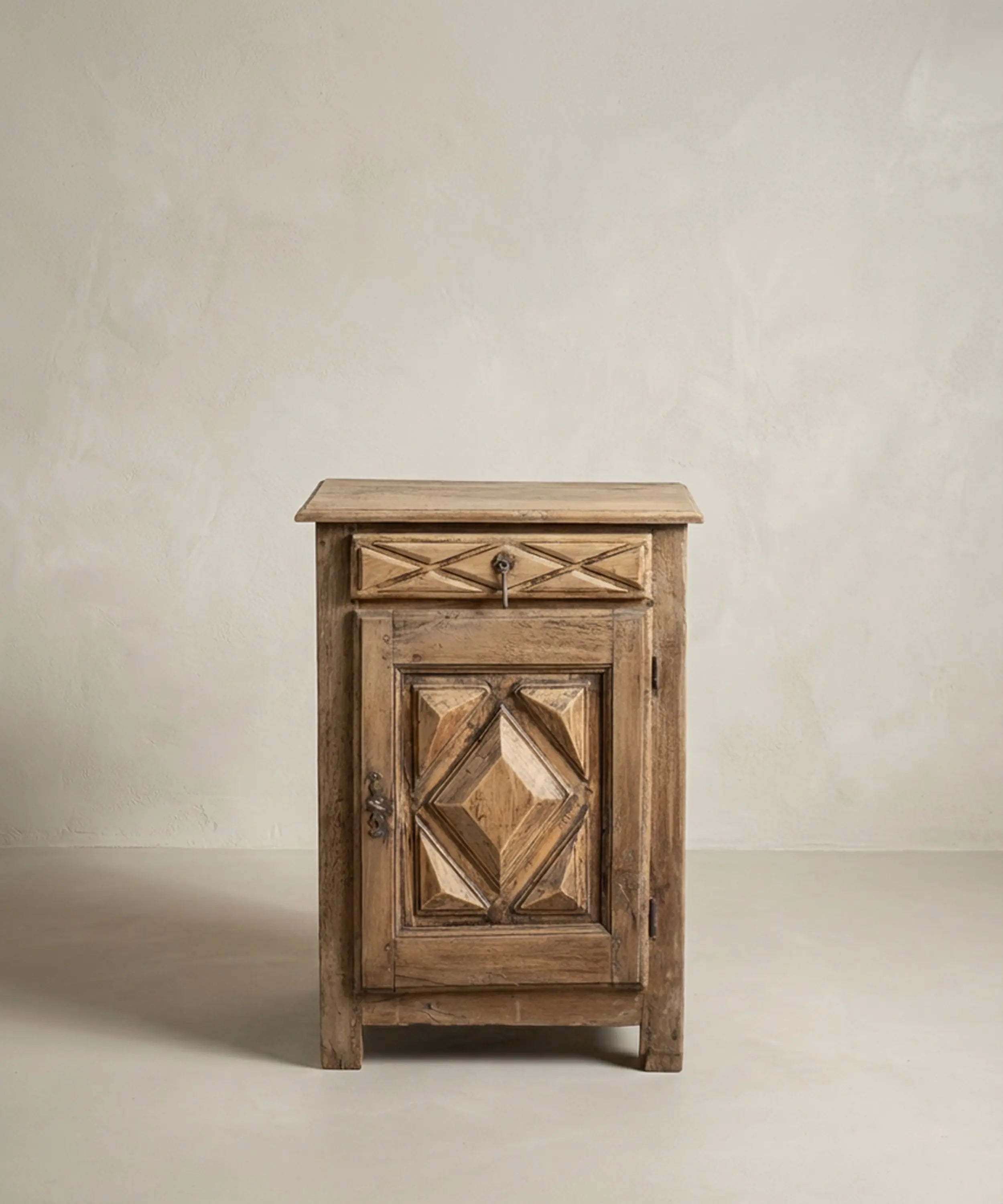 Pequeño Aparador Antiguo Rústico en Madera Lavada con Tallas de Punta de Diamante