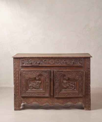 Aparador antiguo francés de roble tallado a mano con frutas y hojas, vista frontal — Antique Arte y Decoración
