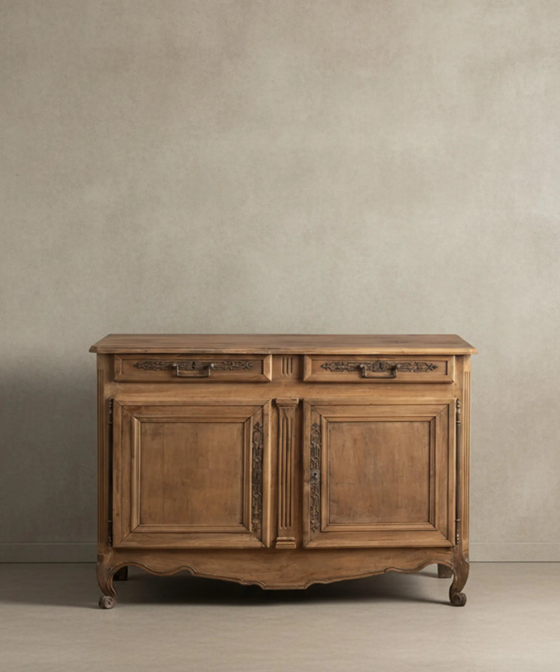 Gran aparador antiguo de madera maciza lavada estilo provincial francés con dos puertas y cajones.