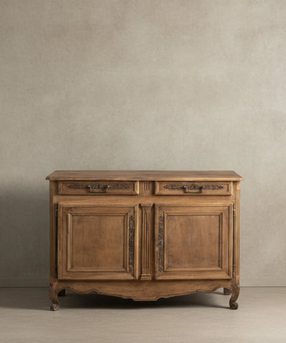 Gran aparador antiguo de madera maciza lavada estilo provincial francés con dos puertas y cajones.