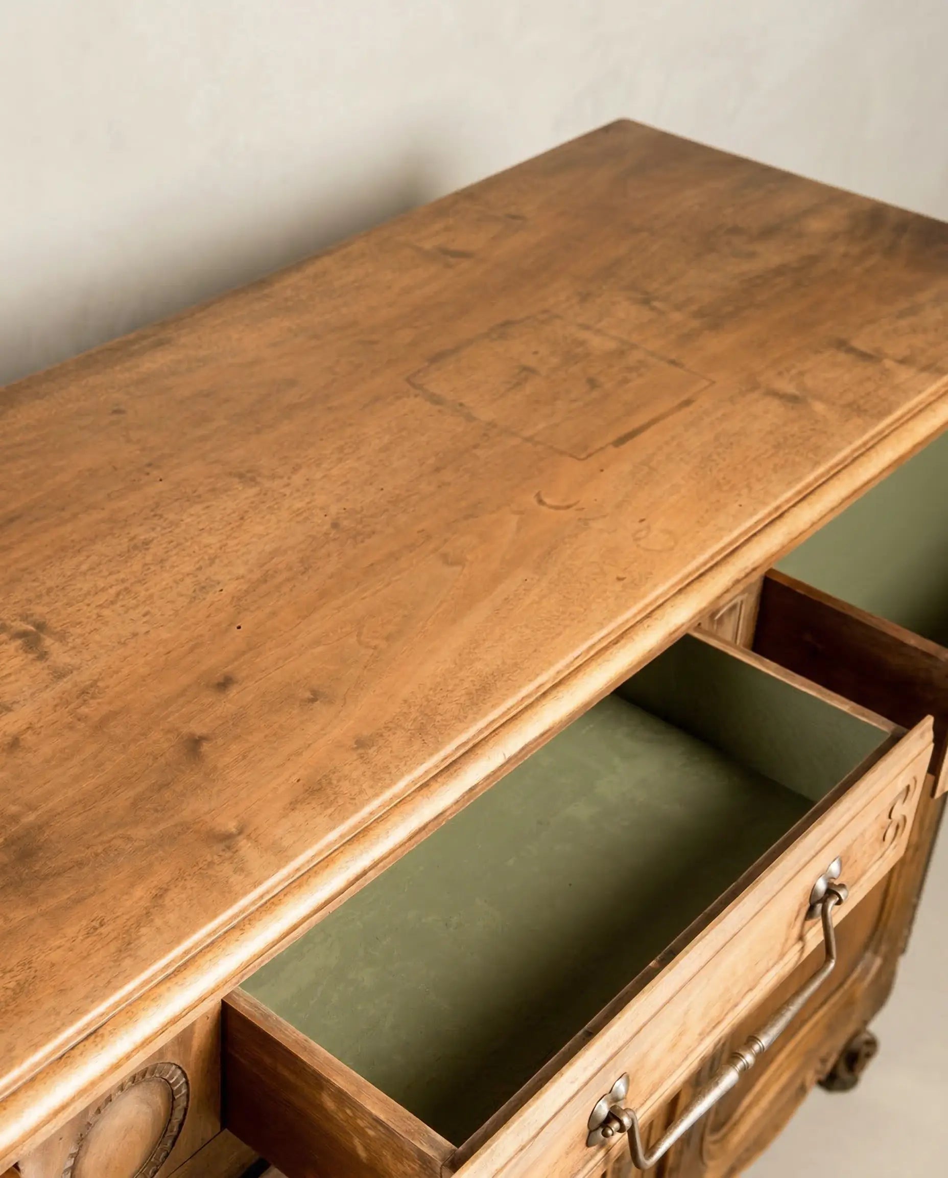 vista detalle de cajon de aparador rustico de madera lavada