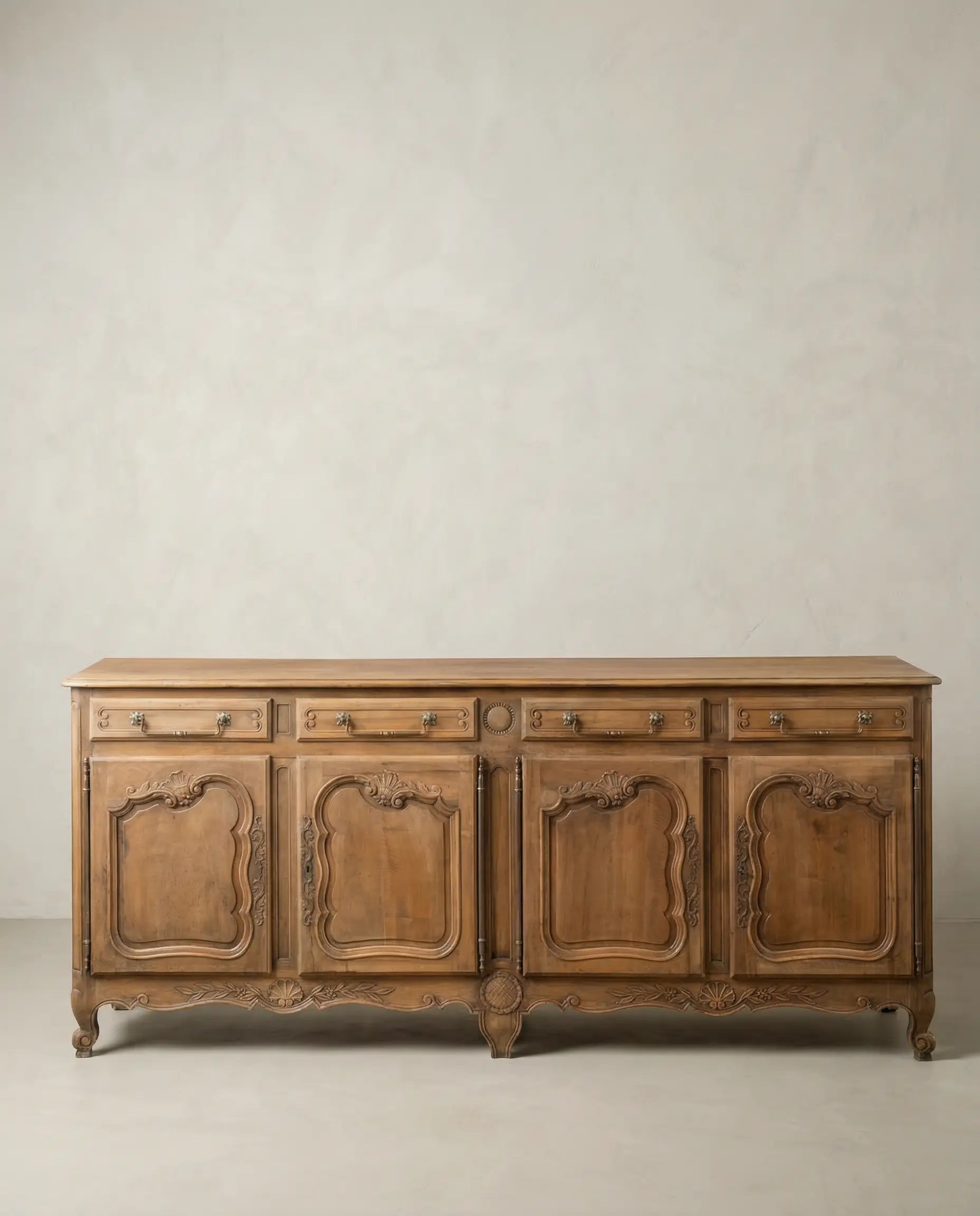 Aparador enfilade francés de cuatro puertas en madera lavada natural estilo provenzal.