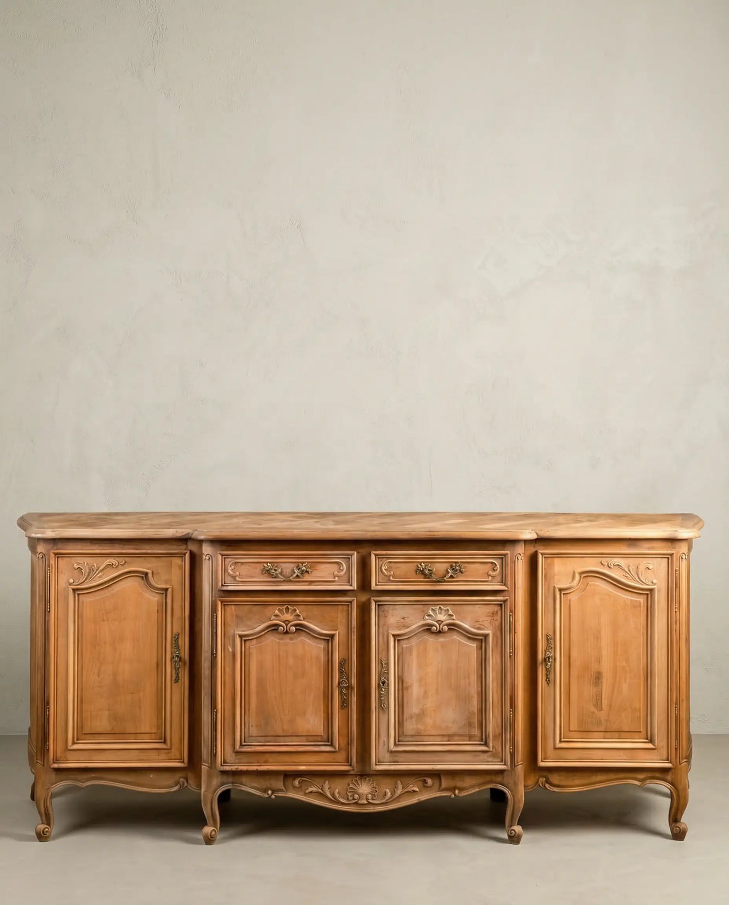 Gran aparador enfilade francés vintage de madera natural lavada con 4 puertas y patas curvas.