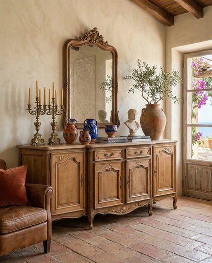 Detalle de cajones abiertos con tiradores de bronce en enfilade de madera maciza restaurada.