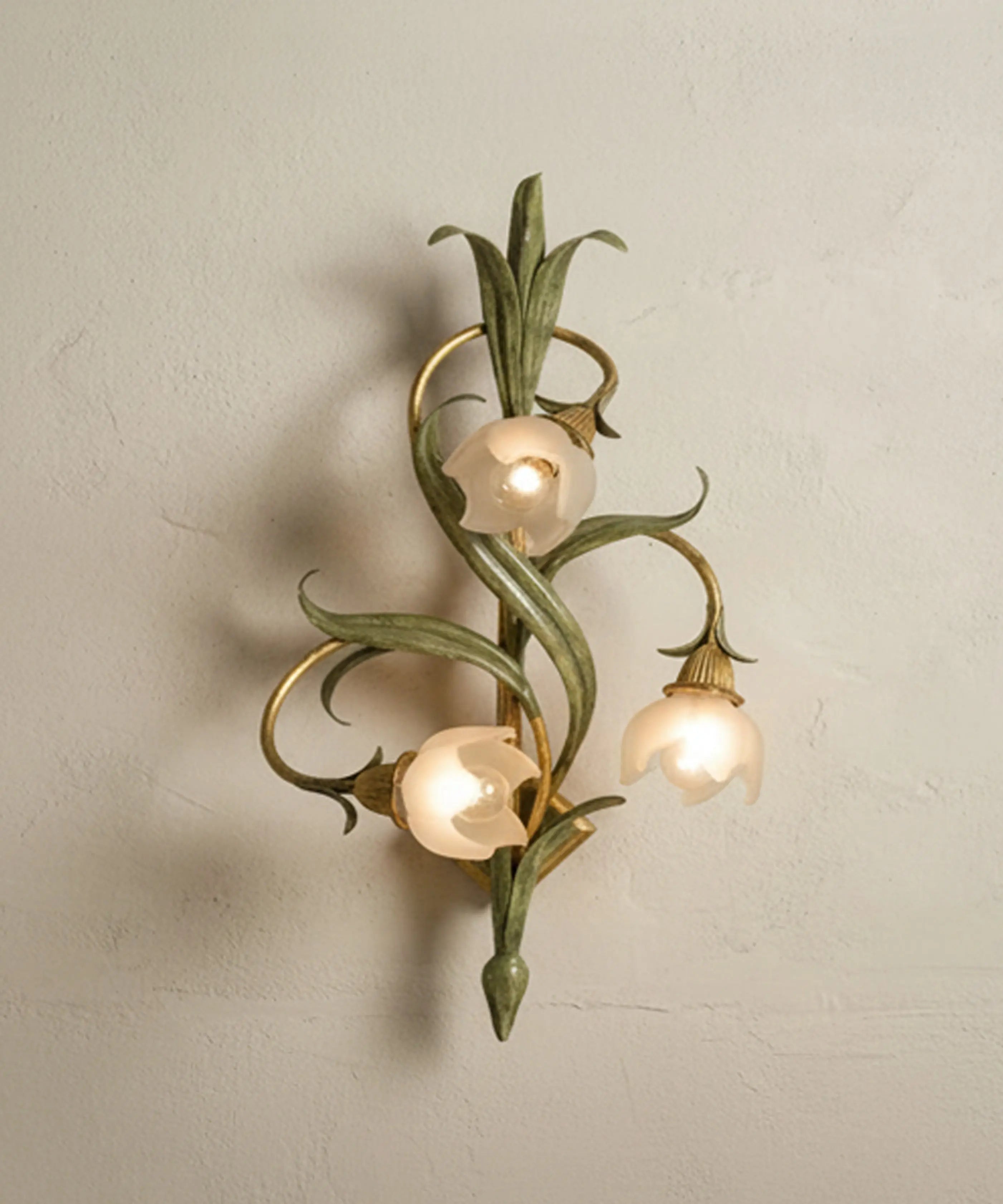 Gran aplique de pared vintage de forja con diseño de hojas verdes y flores de cristal.