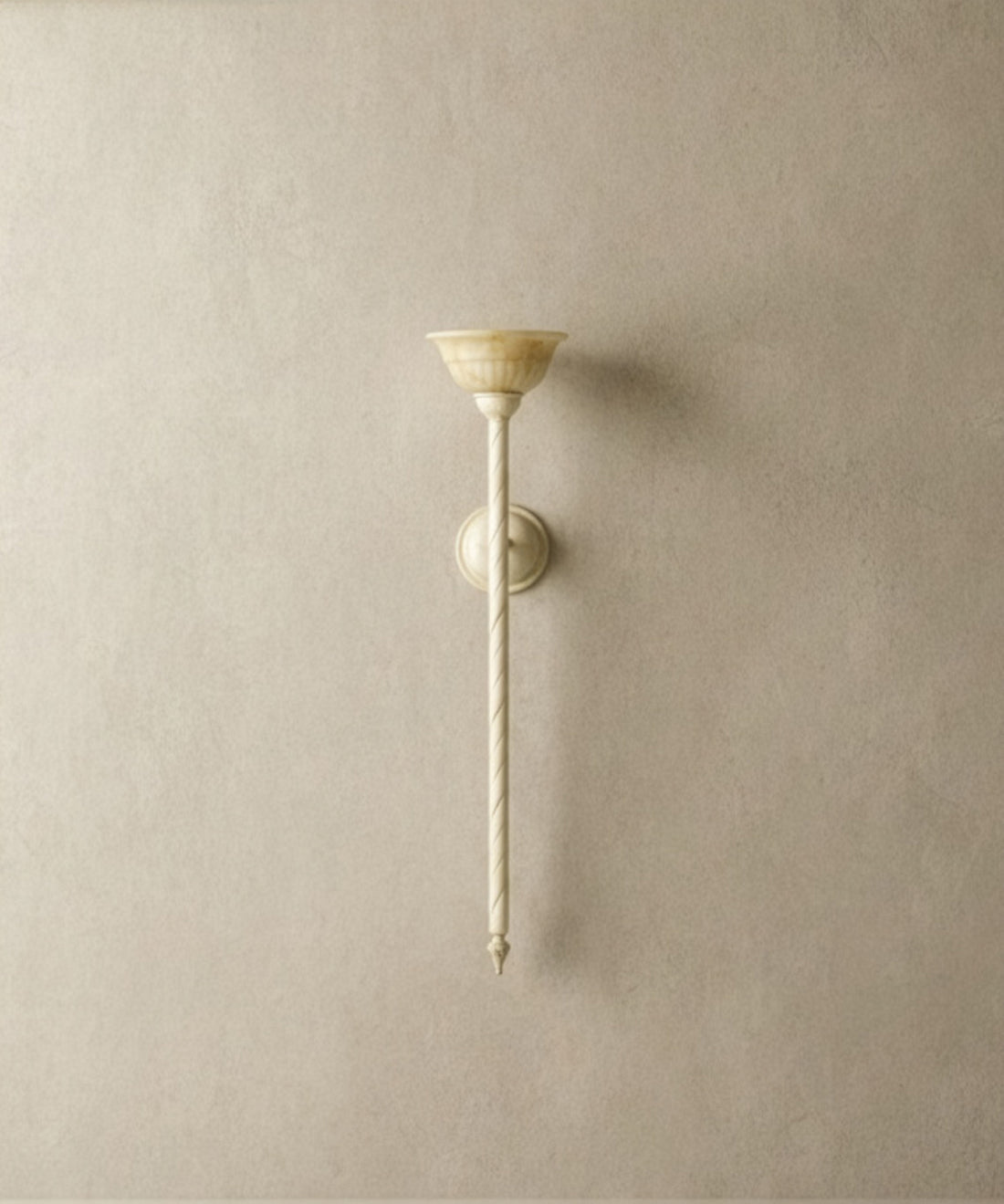 Aplique de pared tipo antorcha en color blanco antiguo sobre fondo neutro, vista frontal detallada.