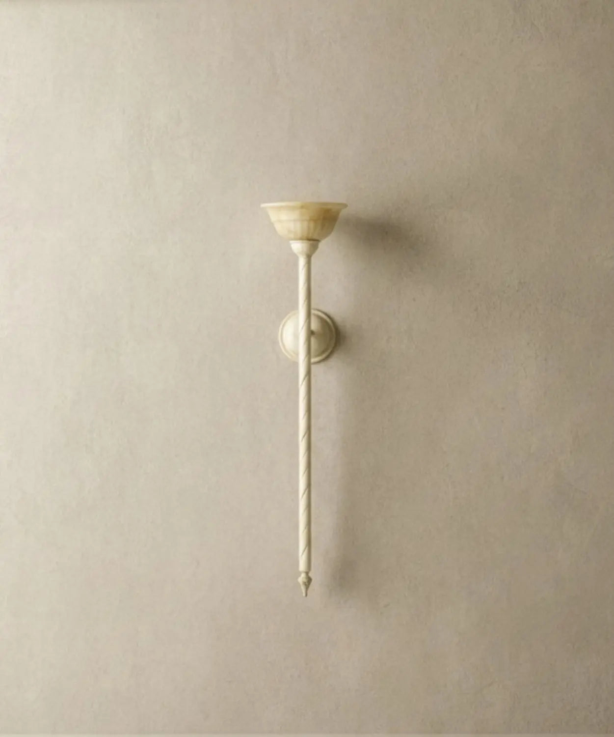 Aplique de pared tipo antorcha en color blanco antiguo sobre fondo neutro, vista frontal detallada.