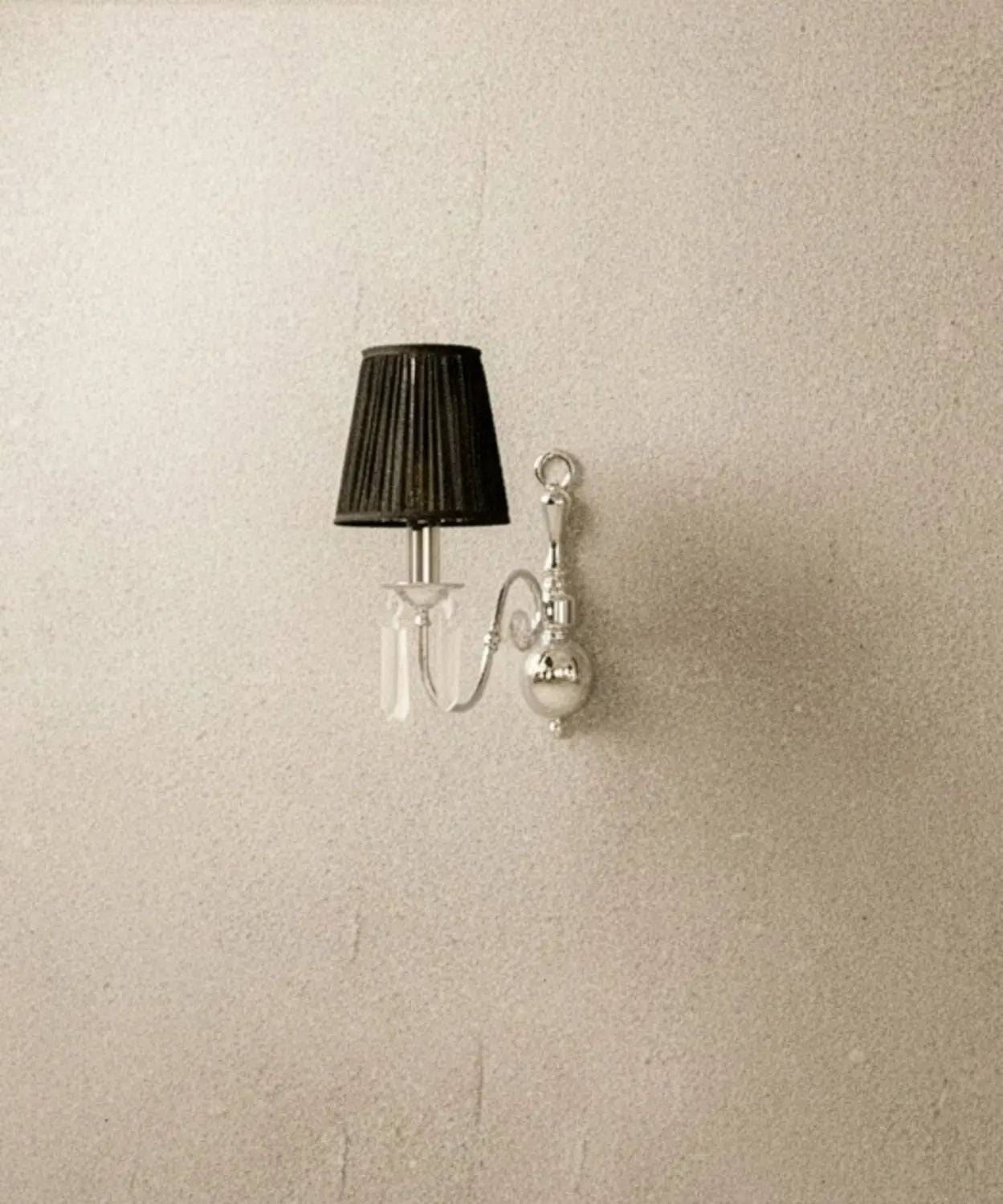 Vista de perfil de lámpara de pared con brazo curvo cromado y pantalla oscura.