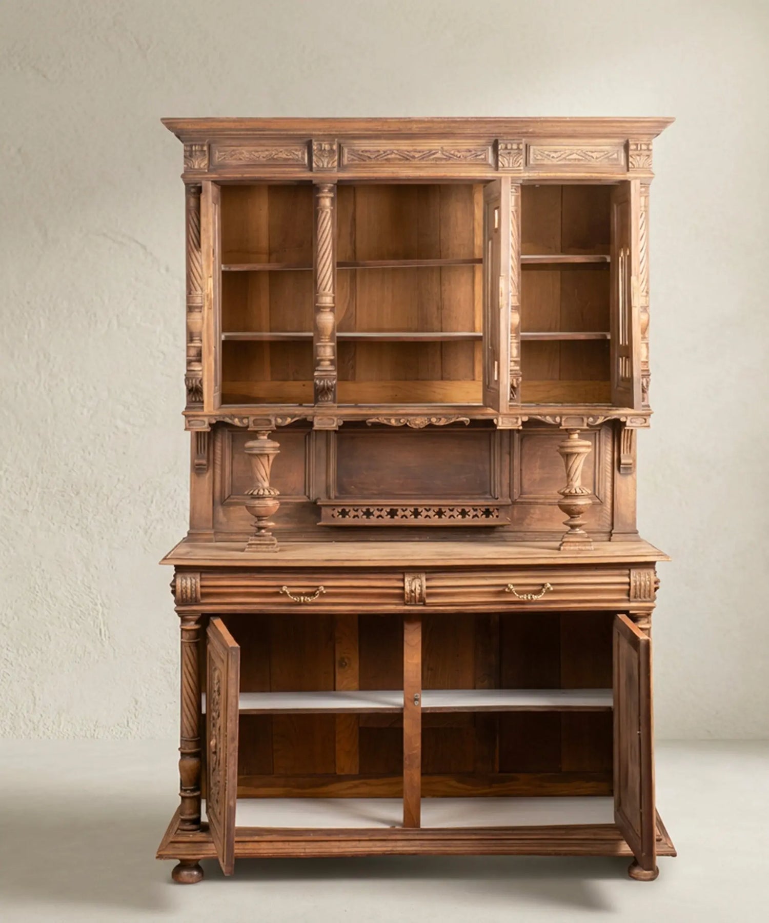 Aparador antiguo de dos cuerpos en nogal tallado con puertas abiertas — Antique Arte y Decoración