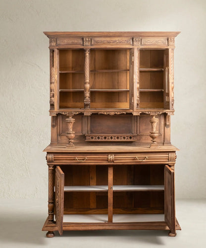 Aparador antiguo de dos cuerpos en nogal tallado con puertas abiertas — Antique Arte y Decoración