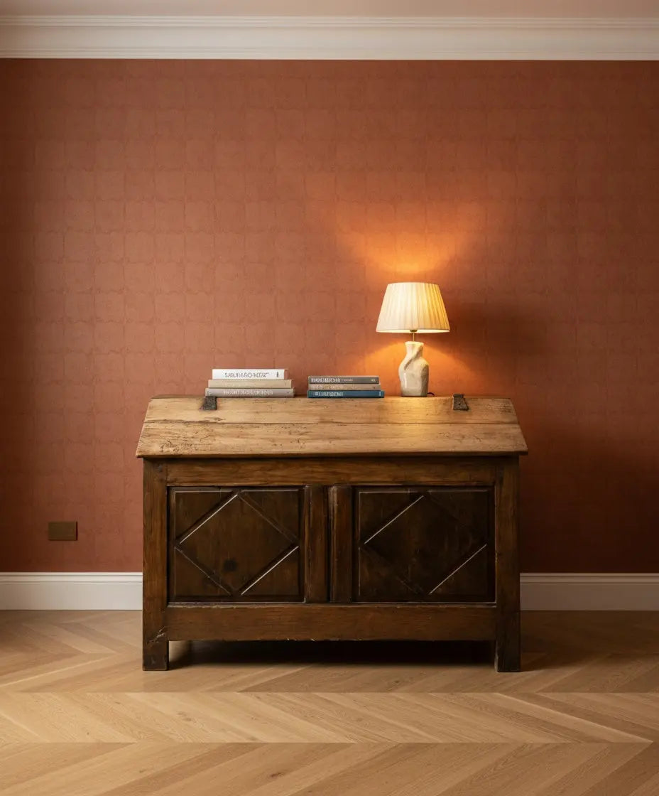 Antiguo arcón con tapa inclinada del Siglo XIX