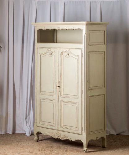 Armario antiguo de estilo Luis XV