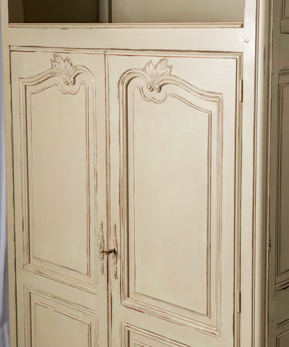 Armario antiguo de estilo Luis XV