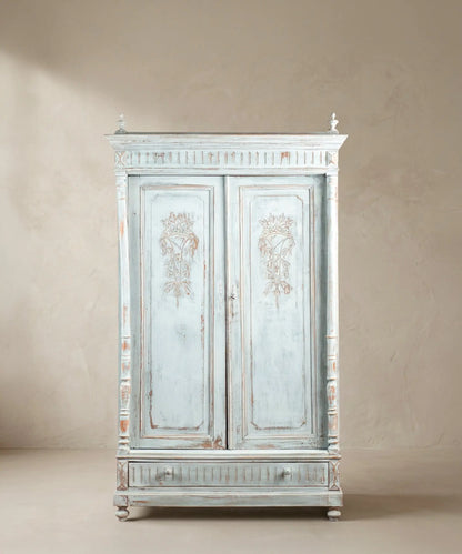 Armario antiguo francés pintado a mano en azul decapé vista frontal — Antique Arte y Decoración