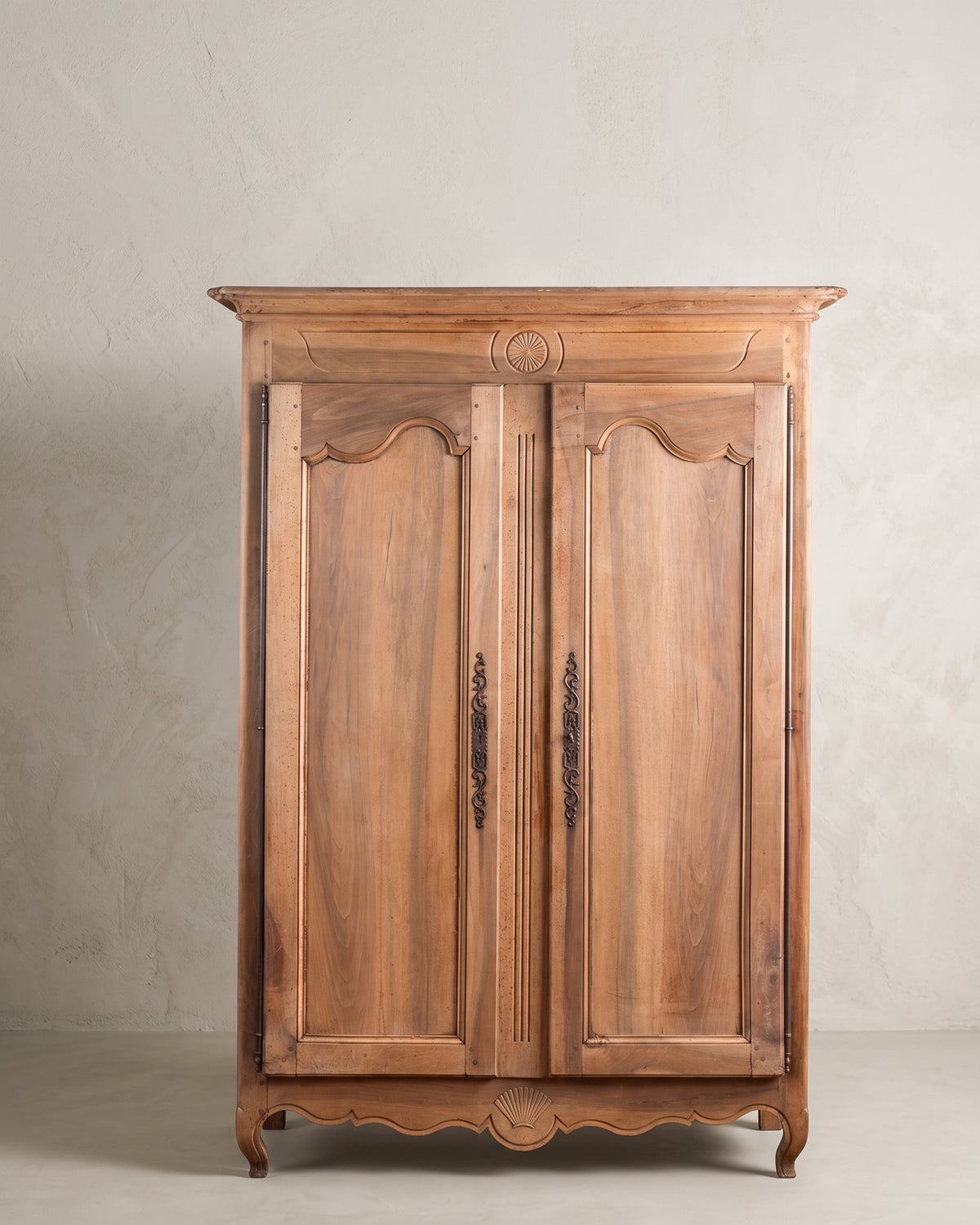 Armario antiguo francés Luis XV de nogal lavado siglo XIX vista frontal — Antique Arte y Decoración