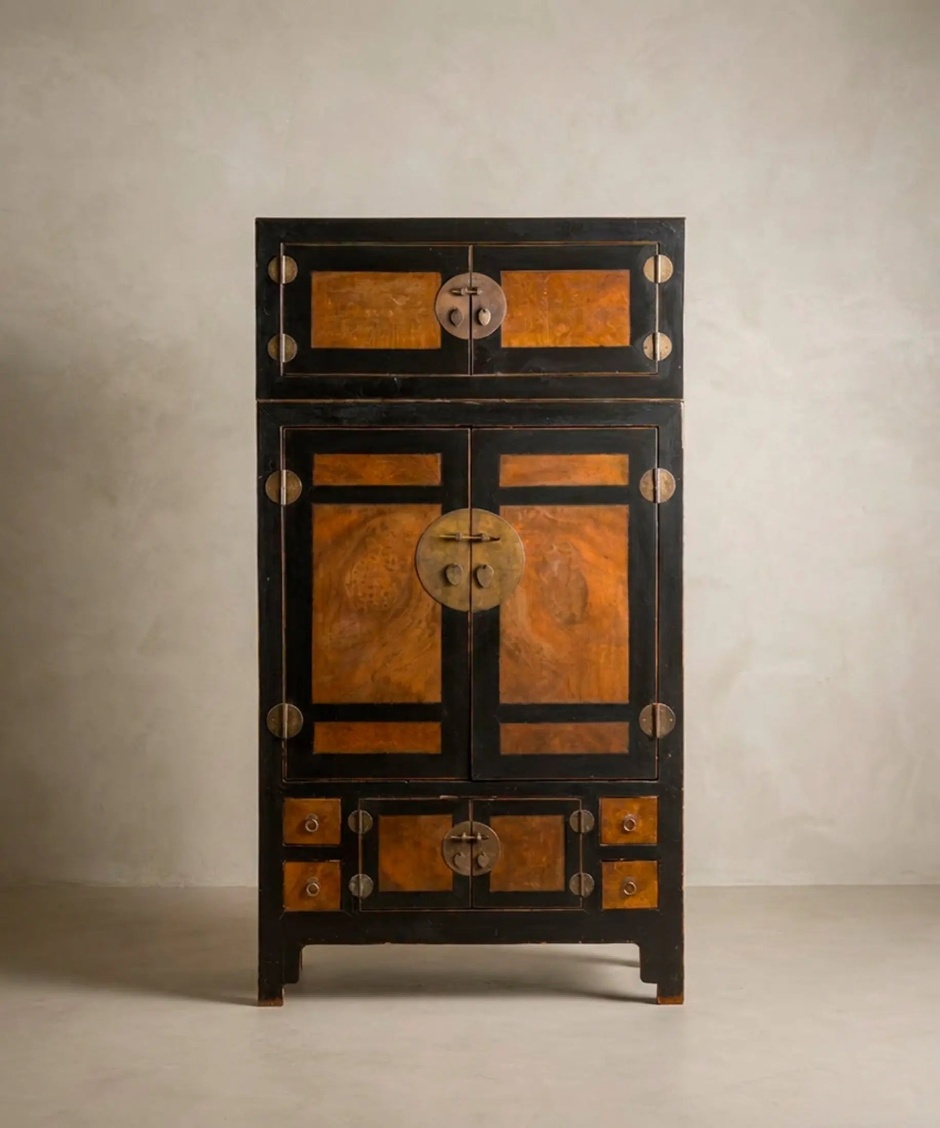 Armario chino antiguo de gran tamaño paneles de raíz y herrajes de latón vista frontal — Antique Arte y Decoración
