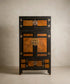 Armario chino antiguo de gran tamaño paneles de raíz y herrajes de latón vista frontal — Antique Arte y Decoración