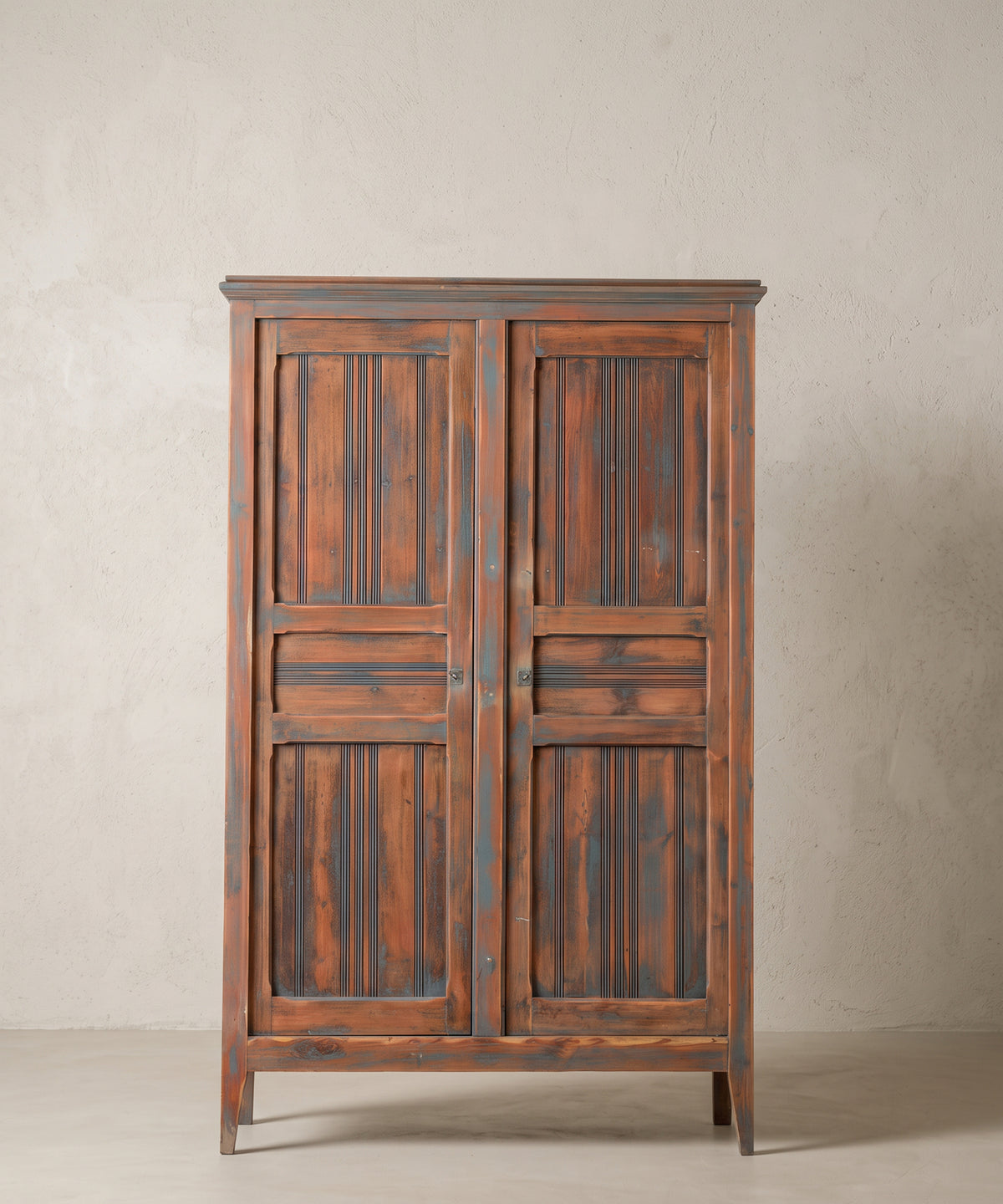 Armario vintage de pino decapado en azul gris vista frontal con dos puertas — Antique Arte y Decoración