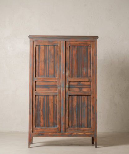 Armario vintage de pino decapado en azul gris vista frontal con dos puertas — Antique Arte y Decoración