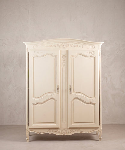 Armario vintage estilo Luis XV pintado en blanco marfil vista frontal — Antique Arte y Decoración