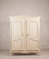 Armario vintage estilo Luis XV pintado en blanco marfil vista frontal — Antique Arte y Decoración