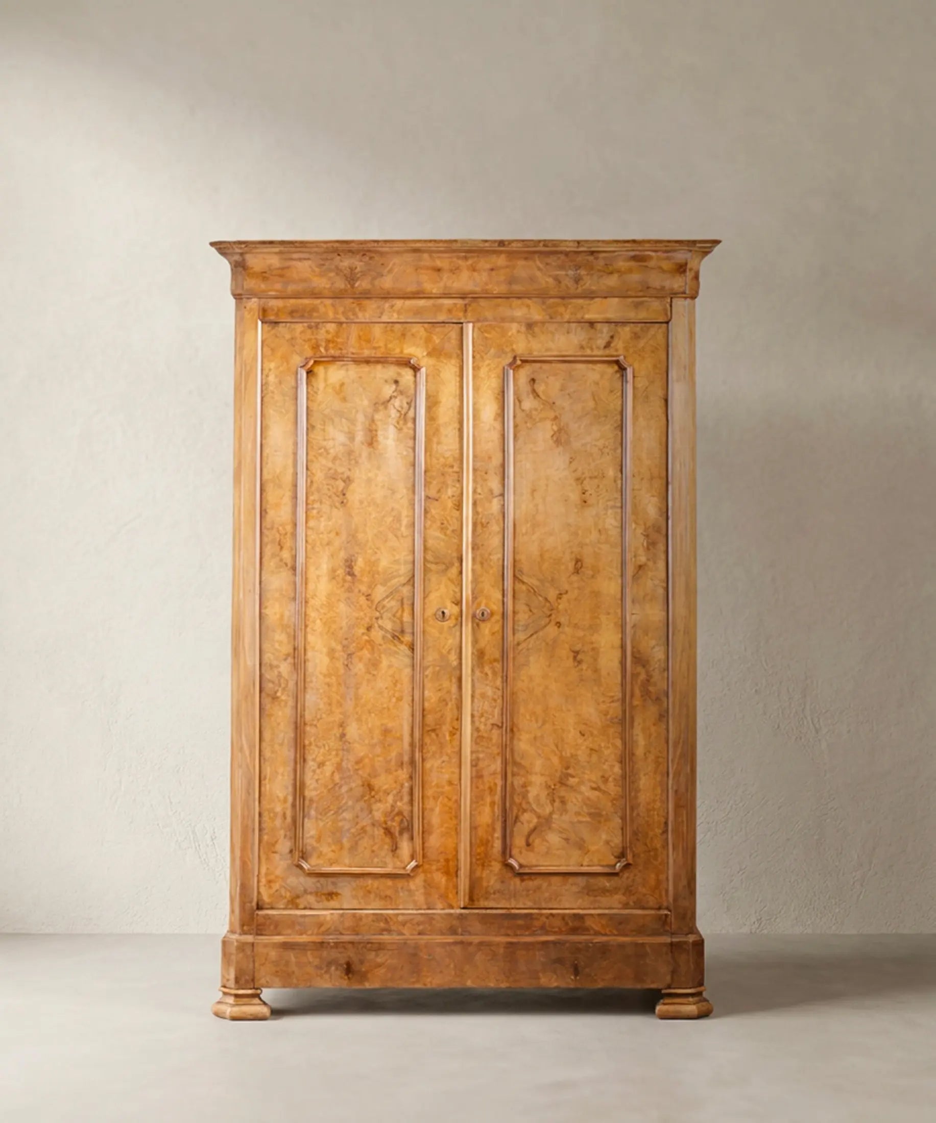 Armario antiguo de raíz de nogal Luis Felipe siglo XIX vista frontal — Antique Arte y Decoración