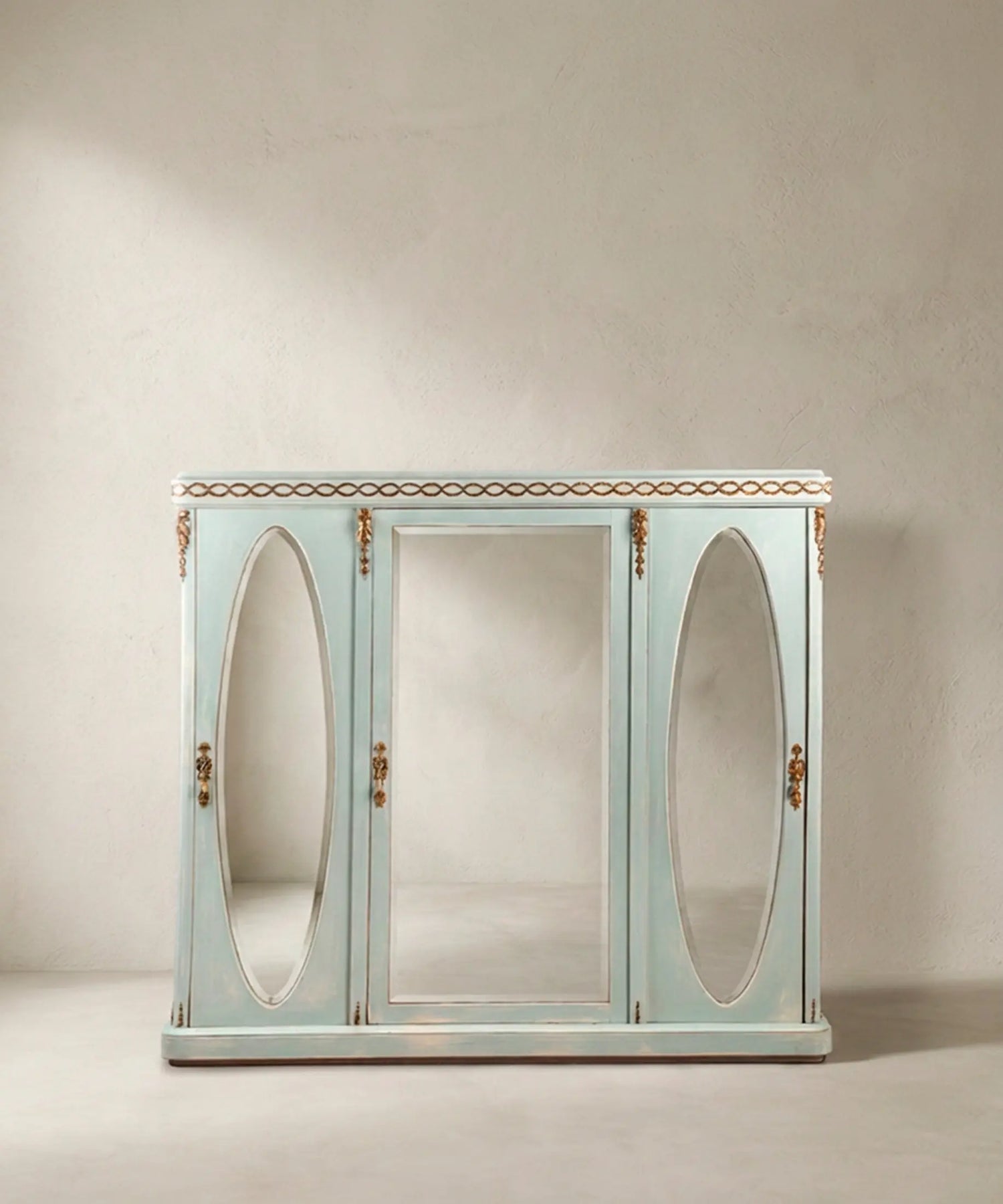 Armario antiguo azul con tres espejos biselados estilo Luis XVI, vista frontal — Antique Arte y Decoración