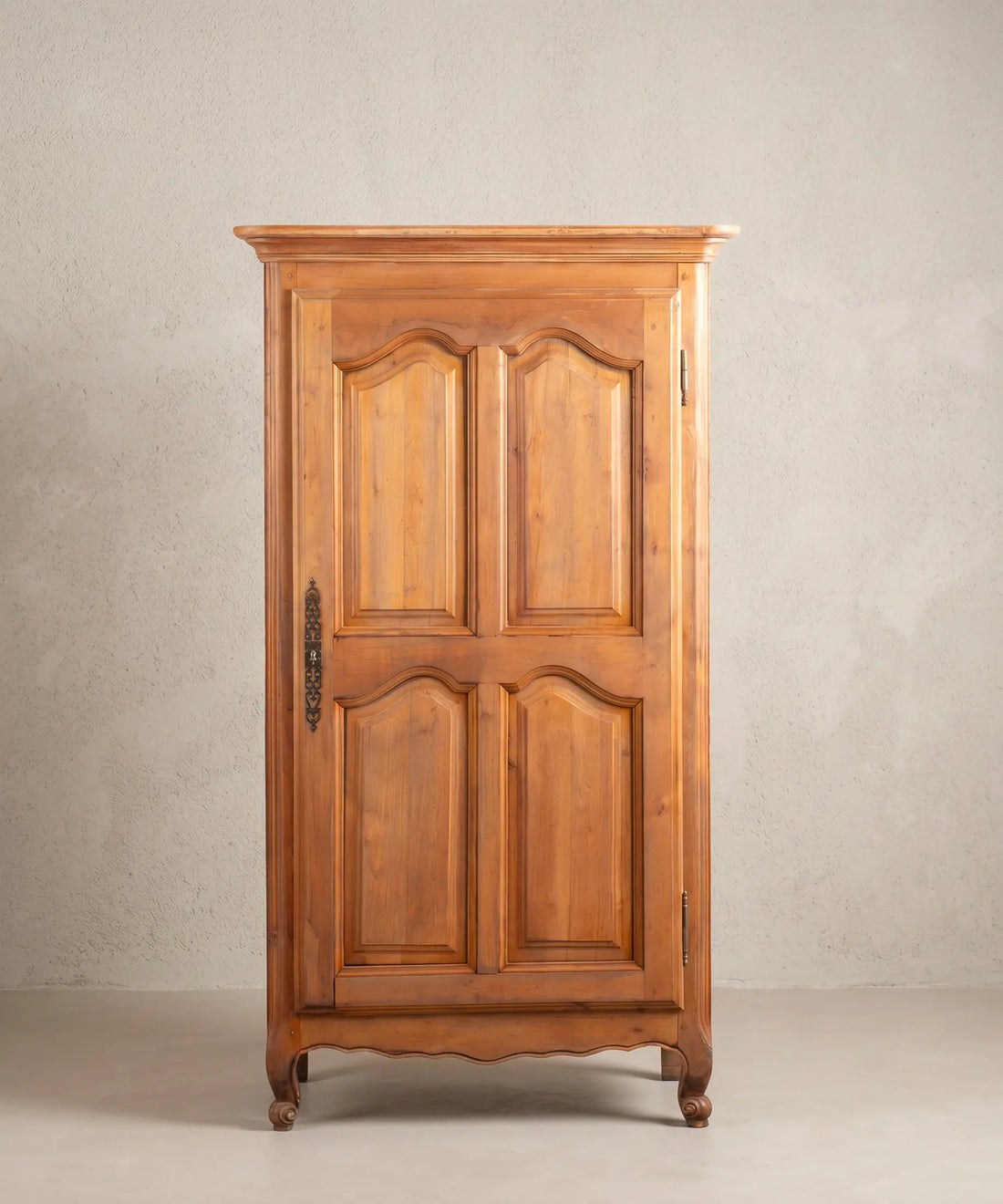 Armario antiguo de cerezo de una puerta estilo Luis XV vista frontal — Antique Arte y Decoración