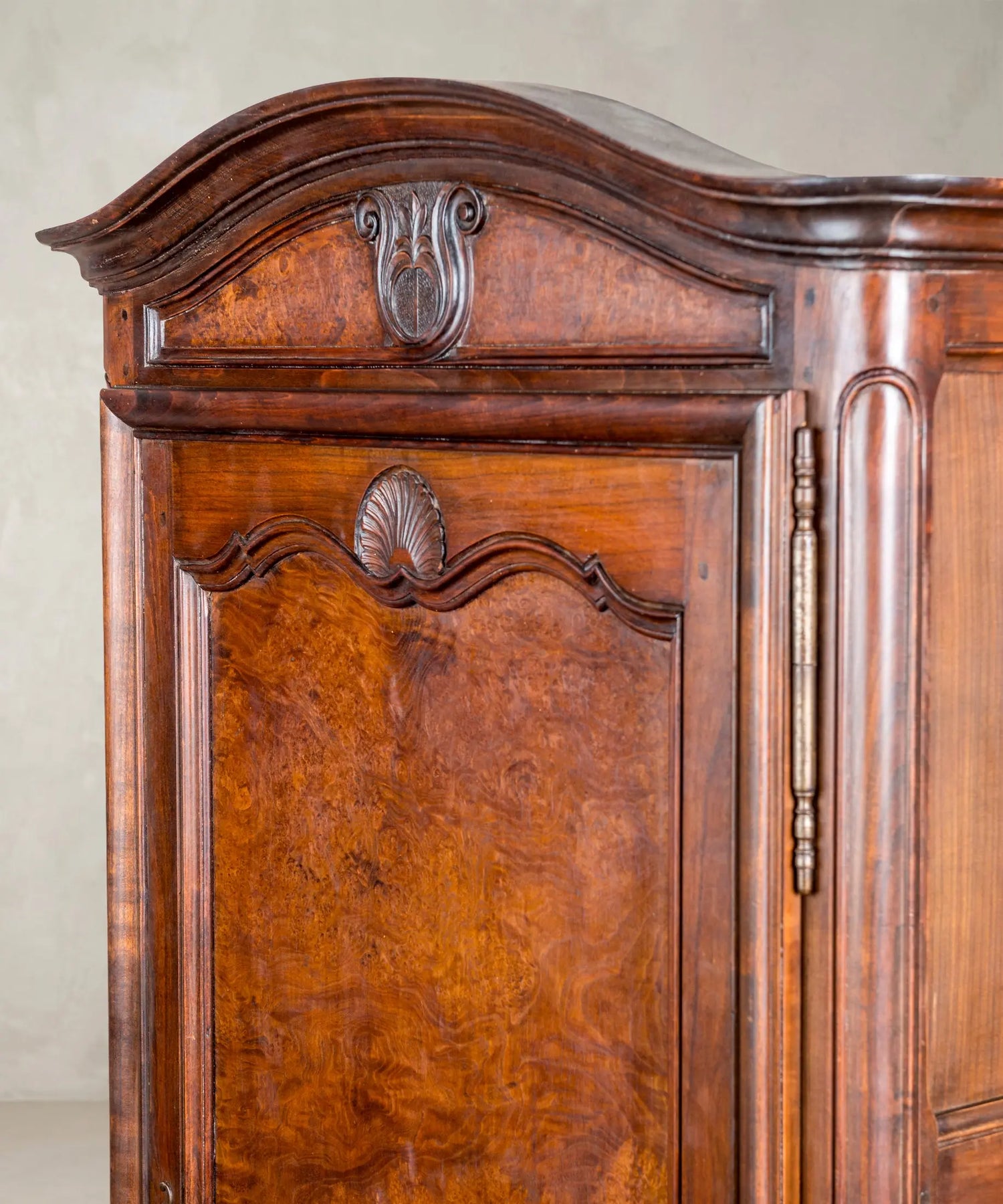 Detalle copete armario antiguo Luis XV con talla de acanto volutas y raíz de olmo — Antique Arte y Decoración