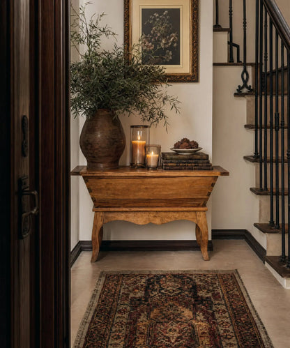 Mesa antigua tipo artesa de madera maciza con patas curvas y tapa plana estilo rústico en piso clasico