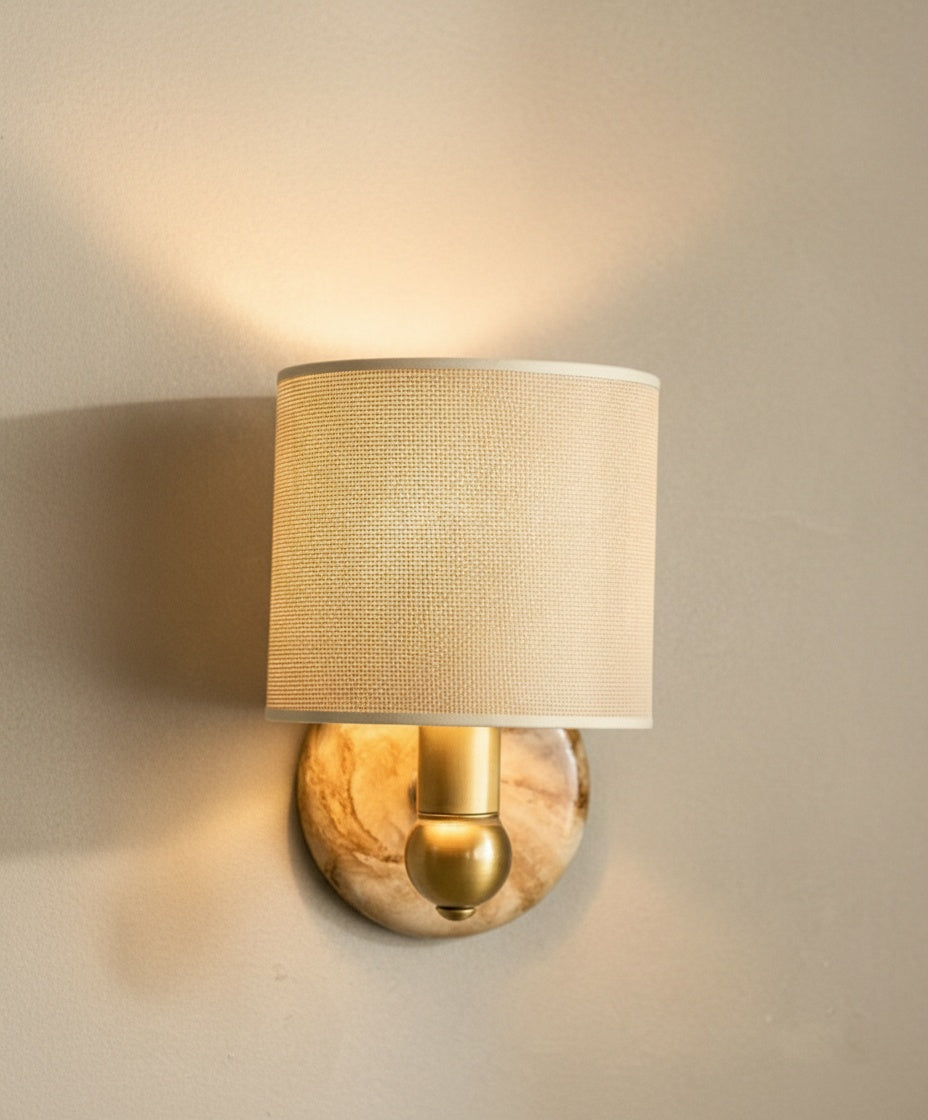 Primer plano del mecanismo de latón y la unión con la base de mármol natural, resaltando la calidad de los acabados.