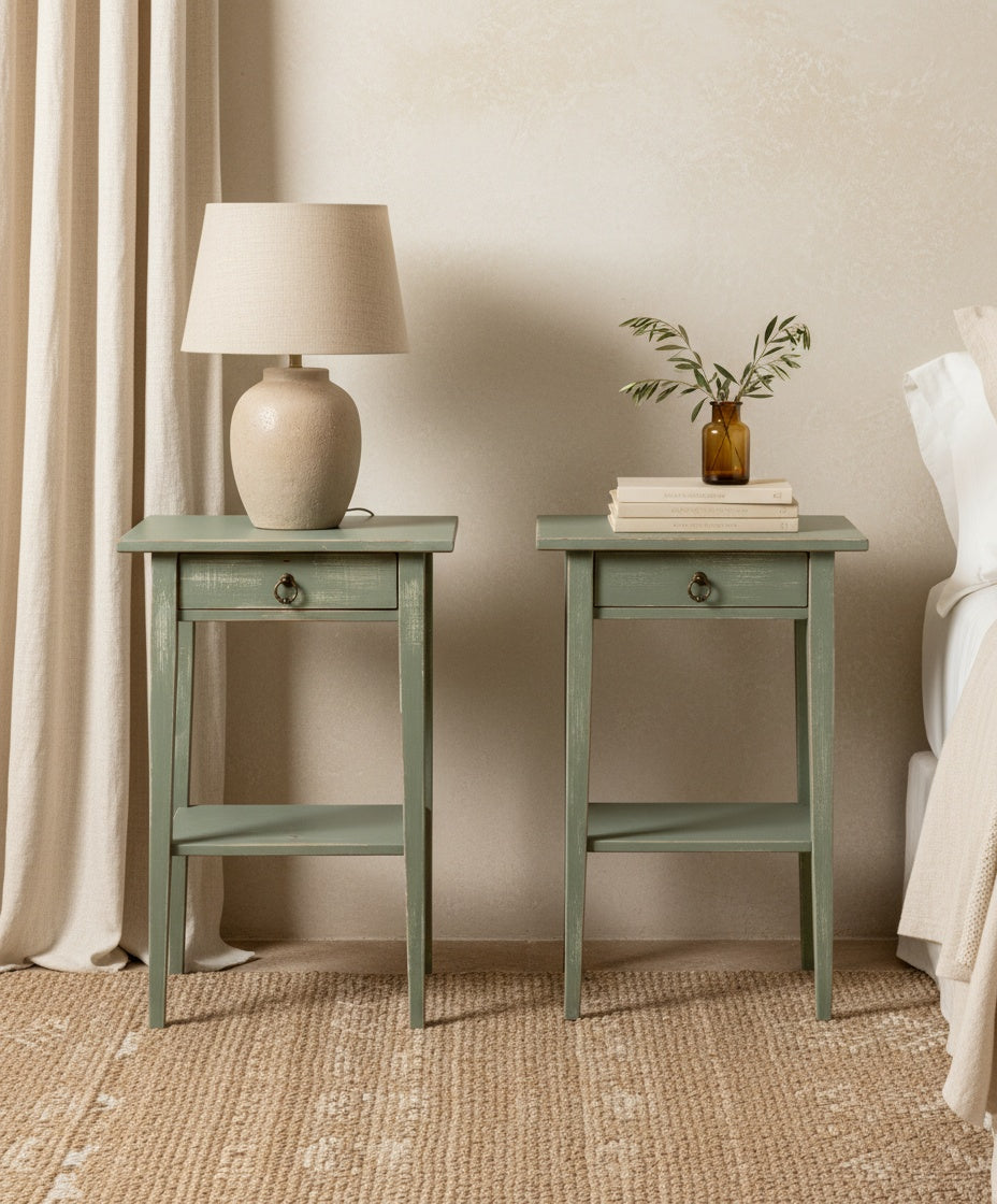 Pareja de mesitas de noche vintage verde decapé