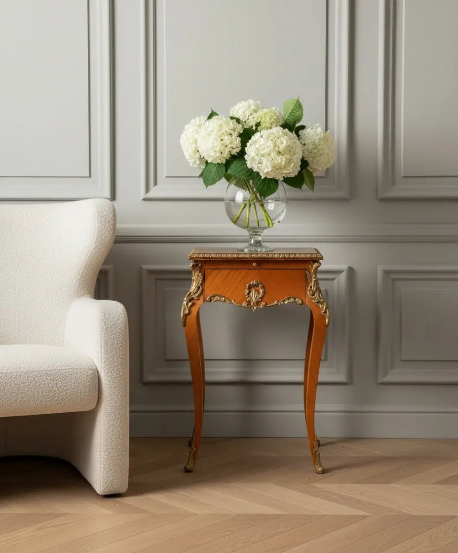 Mesa auxiliar de estilo Luis XV con aplicaciones de bronce