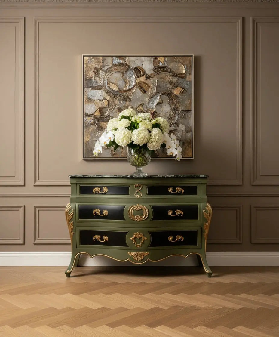 Cómoda verde oliva en salón de lujo con molduras clásicas y cuadro abstracto superior.