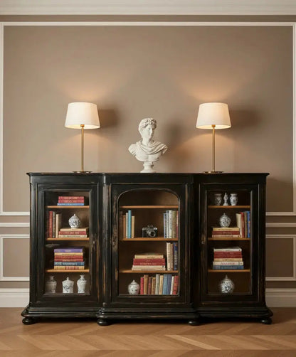 Vitrina decorada con libros, busto clásico y lámparas de diseño en un salón elegante (Lifestyle).
