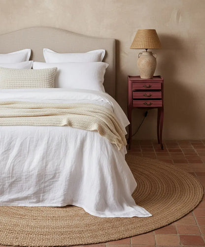 Pareja de mesitas de noche estilo Luis XV en color malva Antique arte y decoracion