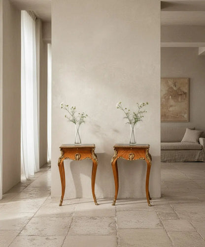 Mesa auxiliar de estilo Luis XV con aplicaciones de bronce