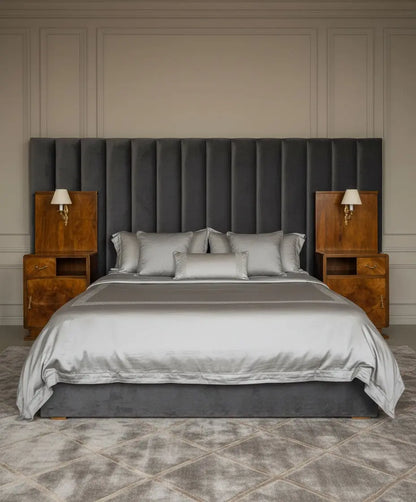 Pareja de mesitas de noche Art Decó en madera de raíz con apliques