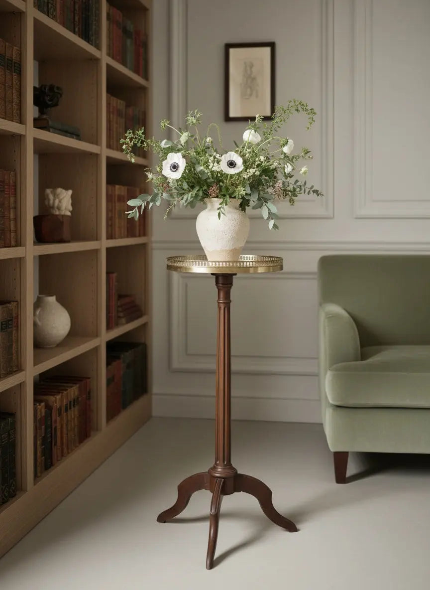 Mesa velador clásica con columna estriada y galería de latón