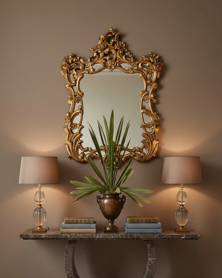 Espejo  antiguo en recibidor de lujo sobre consola de mármol con lámparas de diseño