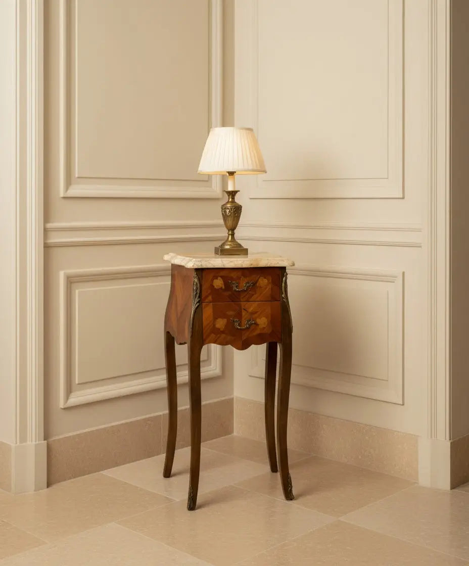 Mesita auxiliar vintage estilo Luis XV con marquetería y tapa de mármol beige