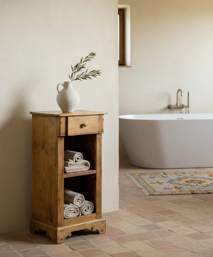 Mesita auxiliar alta de estilo rústico antiguo en madera lavada