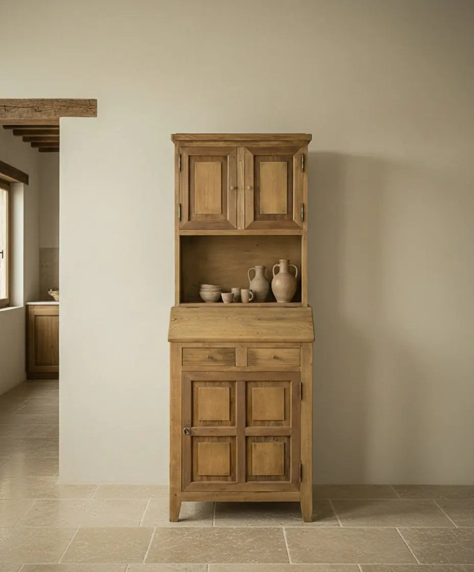 alacena de madera maciza con alzada estilo rústico sobre fondo neutro, vista frontal.