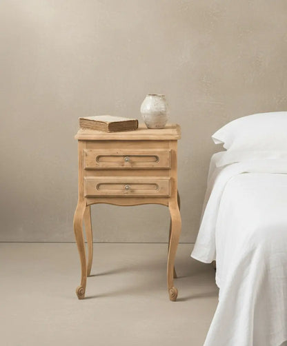 Primer plano de los cajones abiertos de las mesitas francesas destacando la construcción de ebanistería.