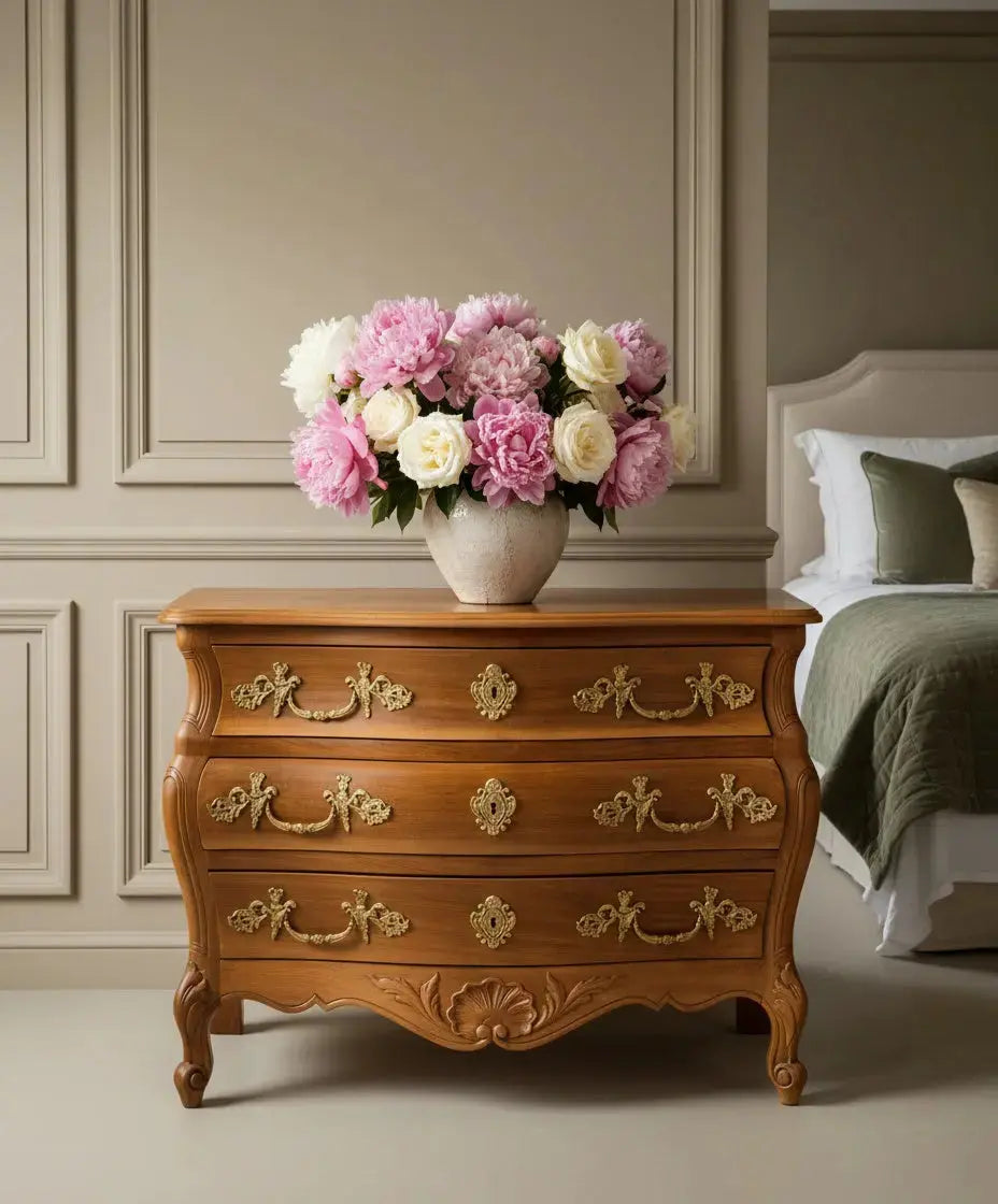 Cómoda bombé estilo Luis XV en madera con bronces Antique arte y decoracion
