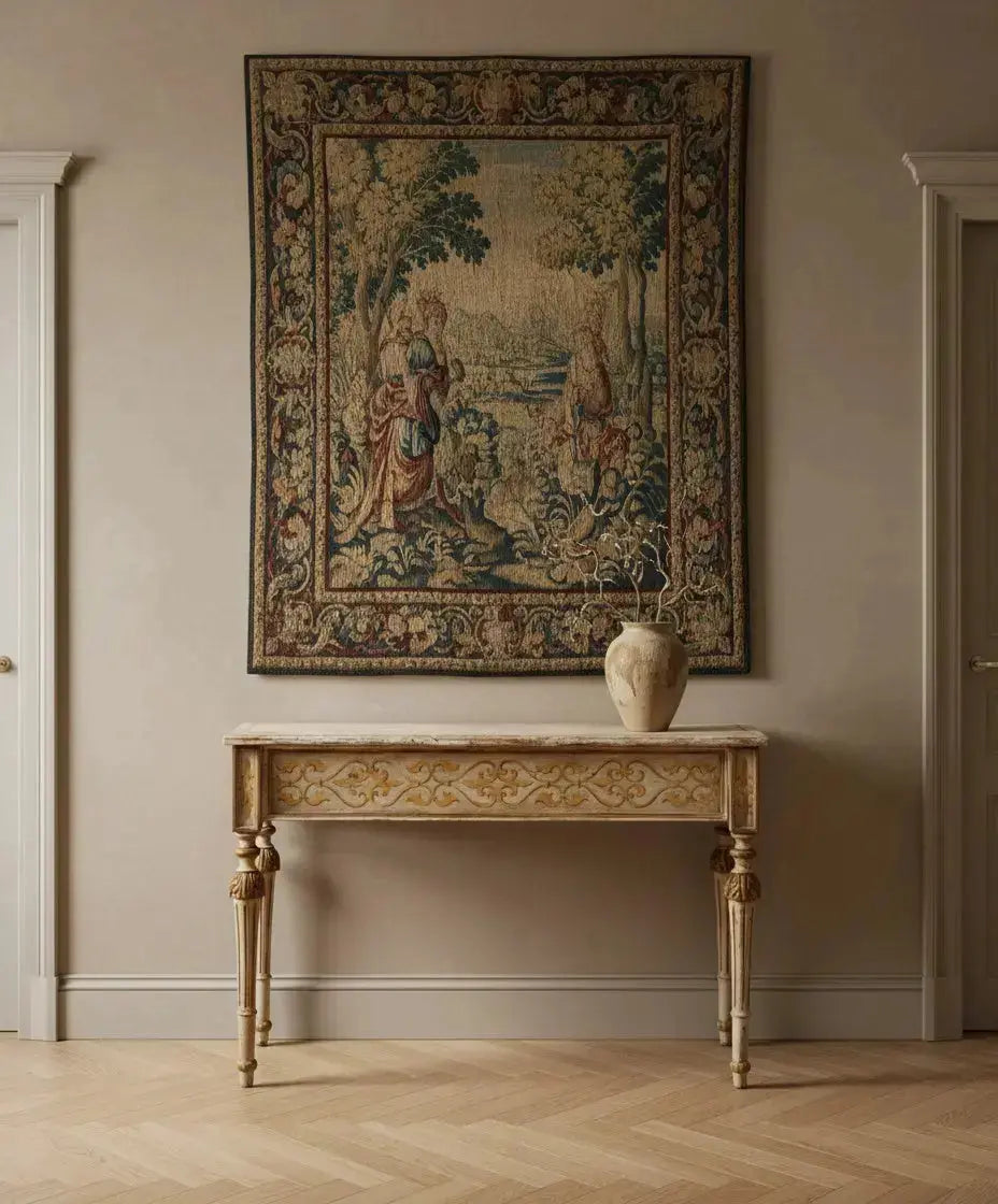 Consola neoclásica de madera pintada en marfil y oro con patas estriadas y motivos florales frontales.