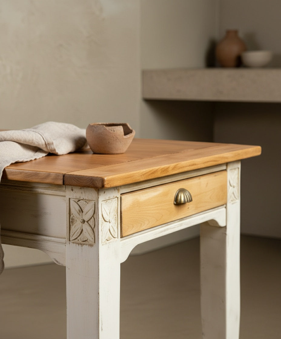 Ángulo lateral mostrando la veta natural del sobre de madera maciza y el acabado envejecido de las patas.