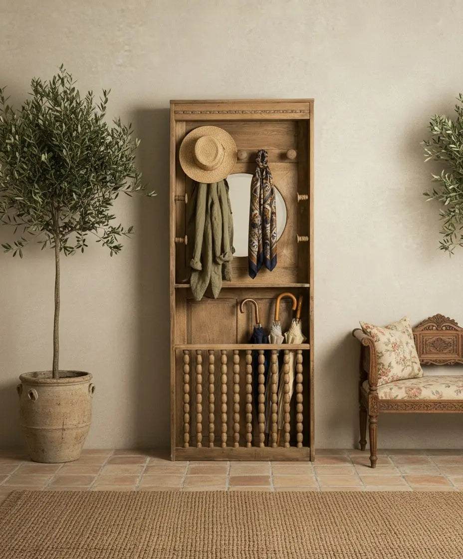 perchero decorado Vista de perfil de mueble hall stand compacto de madera cruda ideal para pasillos estrechos.